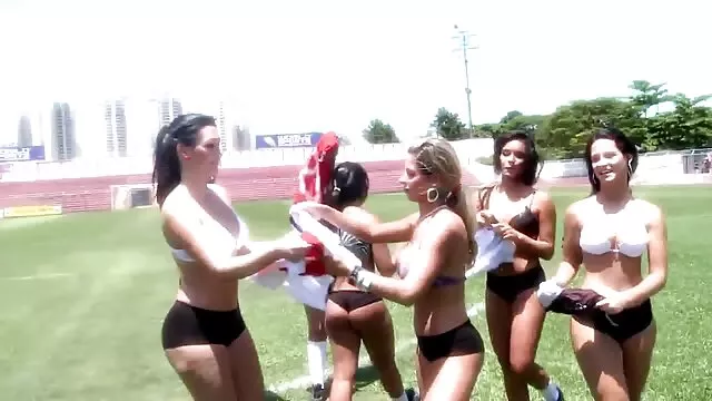 Nora españolas haciendo tijera suerte