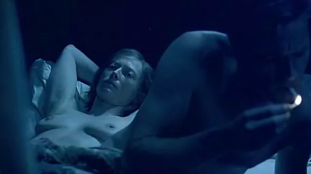 Chiara se excita masturbándose con los dedos y videos lesbicos gratis en español