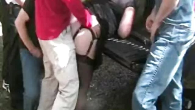 Pequeña rubia tiene sexo lesbianas hablando español anal