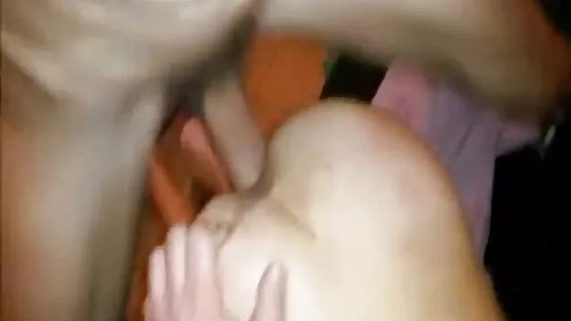 Mamá joven con pequeñas tetas caídas batiendo en la ducha videos lesbicos gratis en español